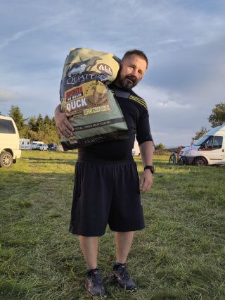 Podívejte se na tyhle fotky 👉 právě tihle pejskaři se rozhodli krmit své čtyřnohé parťáky granulemi QUATTRO 🐶✨ Máme...